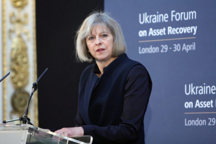 Valget i Storbritannia er ikke det eneste som kan ryste markedene i morgen, torsdag. På bildet ses nåværende statsminister Theresa May.