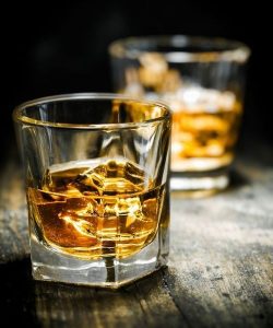 Jeppe Kirk Bonde har blant annet investert i Pernod-Ricard som blant annet selger whisky.