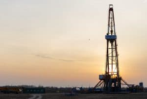 Strammere marked og OPEC-problemer løfter oljeprisen videre